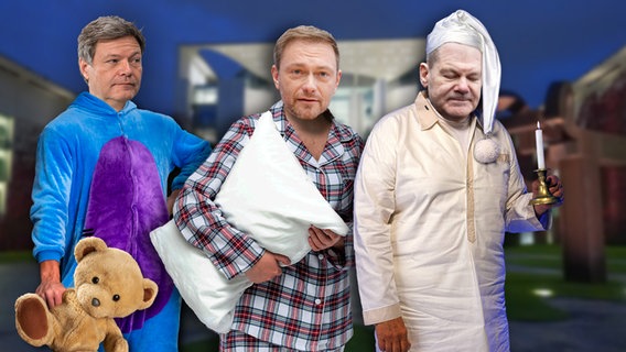 Robert Habeck, Christian Lindner und Olaf Scholz in Schlafanzügen mit Decken und Kissen. (extra 3 vom 30.03.2023 im Ersten) © NDR 