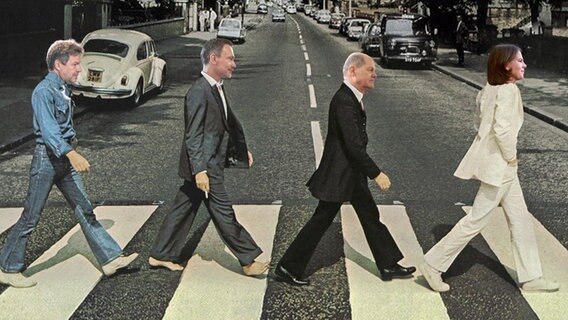 Robert Habeck, Christian Lindner, Olaf Scholz und Annalena Baerbock auf dem berühmten Zebrastreifen der Abbey Road. (extra 3 vom 30.03.2023 im Ersten) © NDR 