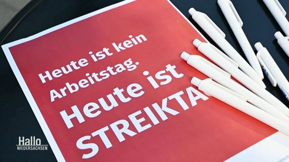 Ein Plakat zeigt die Aufschrift "Heute ist kein Arbeitstag, heuts ist Streiktag". © Screenshot 