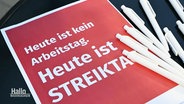 Ein Plakat zeigt die Aufschrift "Heute ist kein Arbeitstag, heuts ist Streiktag". © Screenshot 