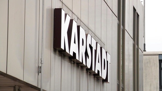 Nahaufnahme eines Karstadt Schildes in Hamburg-Harburg. © Screenshot 