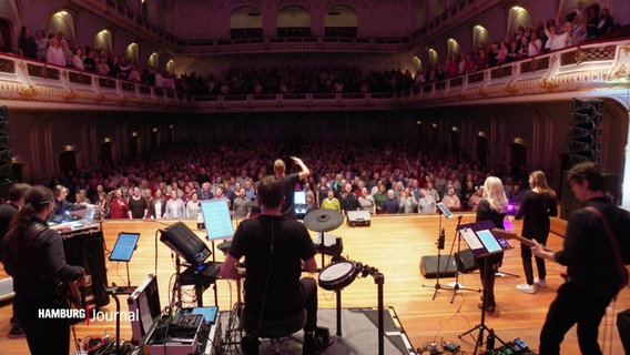 Weitaufnahme der Laeiszhallen Bphne während einer Aufführung des "Hamburg singt!" Chors. © Screenshot 