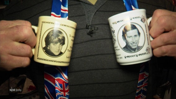 Zwei Tassen mit Porträts von Charles und Diana. © Screenshot 