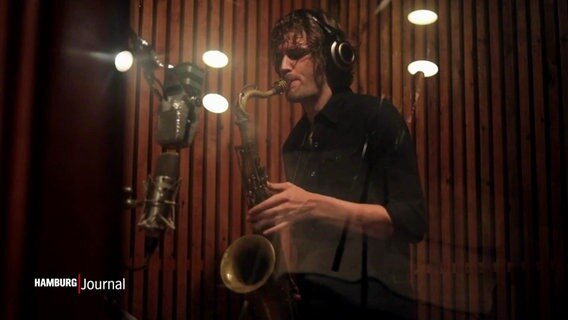 Saxophon-Spieler Tobias Meinhart während einer Aufnahme. © Screenshot 