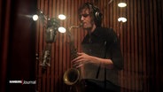Saxophon-Spieler Tobias Meinhart während einer Aufnahme. © Screenshot 