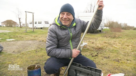 Ein Mann auf dem Campingplatz. © Screenshot 