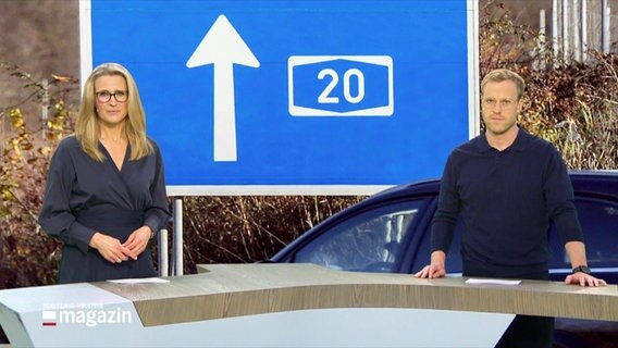 Gabi Lüeße und Henrik Hanses moderieren die Spätausgabe Schleswig-Holstein Magazin. © Screenshot 