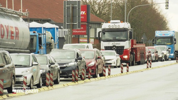 Im Stau stehende Autos. © Screenshot 