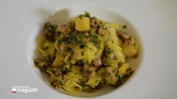 Tagliatelle mit Salsiccia, Kürbis und Parmesan. © Screenshot 