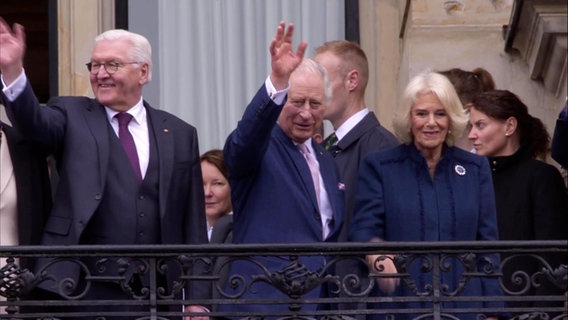 Frank Walter Steinmeier, König Charles III. und Ehefrau Camilla auf dem Balkon des Hamburger Rathauses © Screenshot 