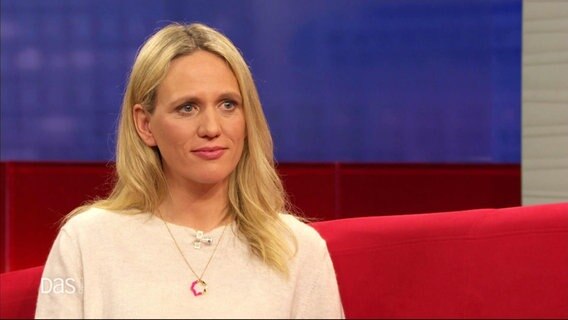In der heutigen Sendung von DAS! ist die Juristin Prof. Elisa Hoven zu Gast. © Screenshot 