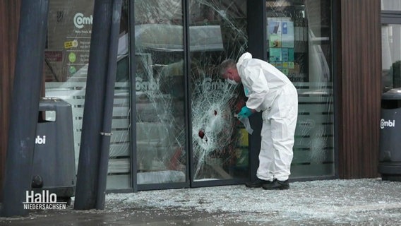 Tür eines Einkaufszentrums gesprengt. © Screenshot 
