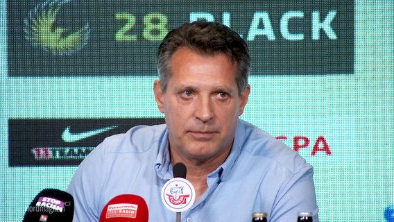 Hansa Rostock Trainer Alois Schwartz sitzt vor einem Mikrofon in einer Pressekonferenz © Screenshot 