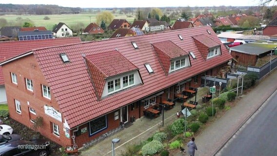 Blick aus der Vogelperspektive auf ein an einer Landstraße gelegenen Landgasthof. © Screenshot 