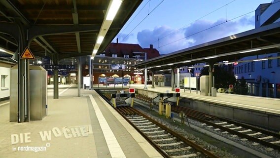 Blick auf einen leeren Bahnsteig und ein ebenfalls leeres Gleis an einem Bahnhof. © Screenshot 