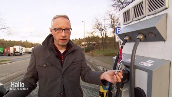 Reporter Olaf Kretschmer auf der Suche nach einer funktionierendne Ladesäule. © Screenshot 