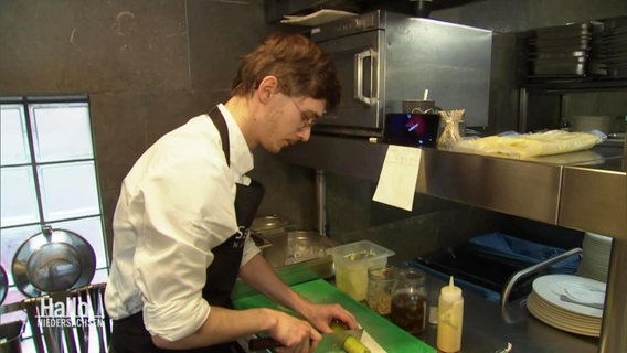 Ein Sternekoch in einer professionell ausgestatteten Küche bei der Arbeit. © Screenshot 