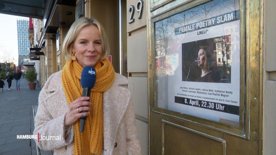 Eine Reporterin steht mit Mikrofon vor einem Theater. © Screenshot 