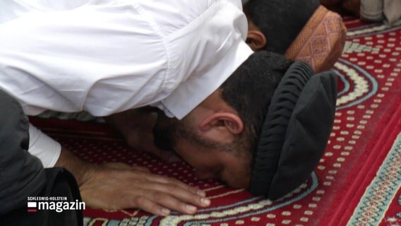 Ein Mann kniet in der Moschee auf dem Boden. © Screenshot 