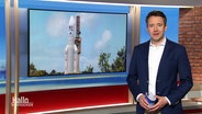 Der Nachrichtensprecher Jan Starkebaum, im Hintergrund ein Bild einer startenden Rakete. © Screenshot 