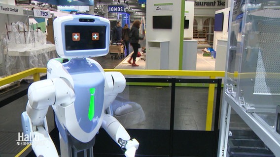 Ein Roboter an einem Messestand © Screenshot 