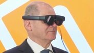 Olaf Scholz trägt eine VR-Brille © Screenshot 