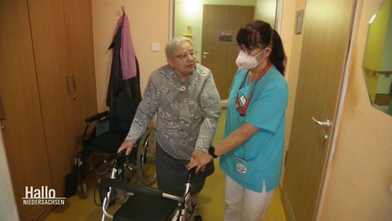Eine Pflegerin hilft einer Seniorin © Screenshot 