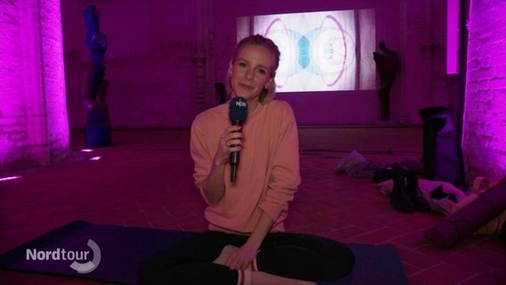 Die Reporterin ist zum Yoga in einer Kirche eingeladen. © Screenshot 
