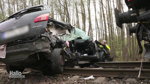 In Neustadt am Rübenberge wurde ein PKW von einem Zug erfasst. © Screenshot 