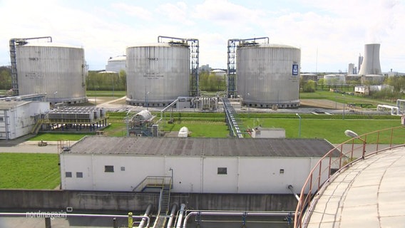 In solchen Tanks soll zukünftig auch Ammoniak zur Wasserstoffgewinnung gelagert werden. © Screenshot 