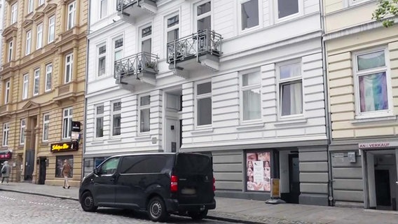 Ein Wohnhaus im Hamburger Stadtteil St. Georg. Dort wohnt ein 28-Jähriger, der verdächtigt wird, einen Anschlag geplant zu haben. © Screenshot 