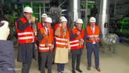 Kanzler Scholz (SPD) mit einer Delegation in Warnwesten bei der feierlichen Eröffnung eines Geothermie-Werks in Schwerin. © Screenshot 