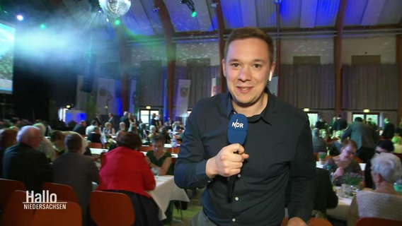 Reporter Johannes Koch spricht ins Mikrofon. © Screenshot 
