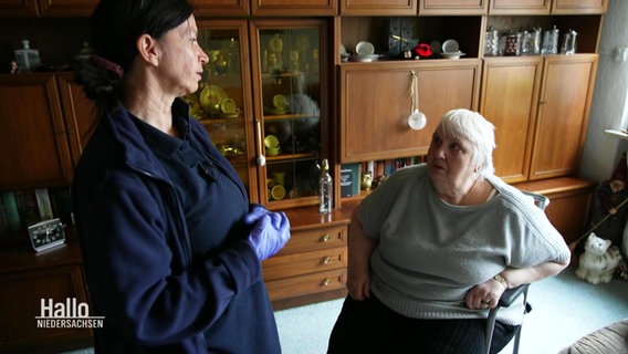 Eine Pflegerin unterhält sich mit einer Patientin. © Screenshot 