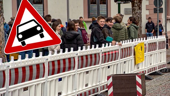 Eingezäunte Schüler eines Gymnasiums in Schönau. (extra 3 vom 04.05.2023 im Ersten) © NDR 