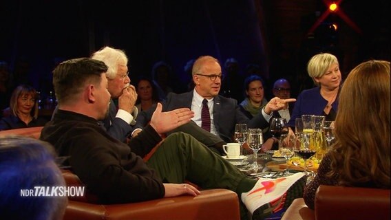 Aufnahme aus einer alten NDR Talk Show. Moderator Hubertus Meyer-Burckhardt sitzt in der Runde mit Gästen. U.a. mit: Koch Tim Mälzer. © Screenshot 