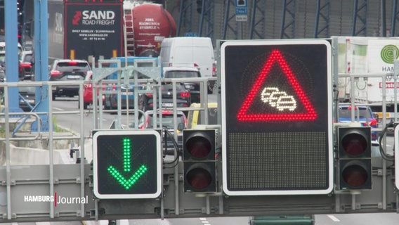 Stau-Anzeigetafel über einer Autobahn. © Screenshot 