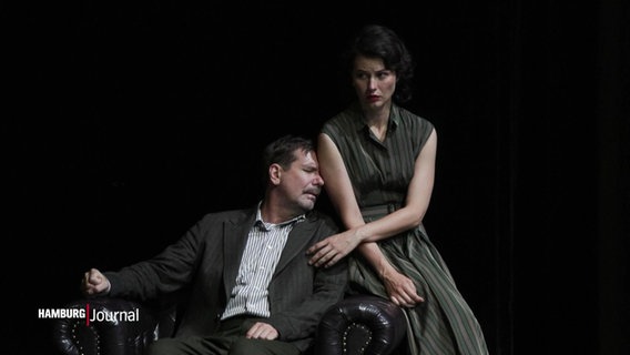 Szene aus dem Stück "Das weite Land" vom Wiener Burgtheater mit dem Hamburger Schauspieler Michael Maertens. © Screenshot 