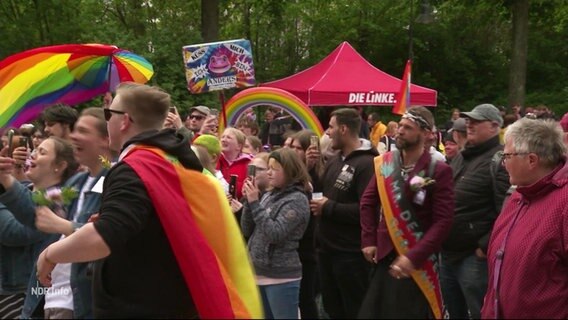 Bei einer Veranstaltung des Christoper Street Days sind viele Menschen in Regenbogenfarben versammelt. © Screenshot 