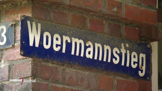 Ein Straßenschild vom "Woermannstieg", benannt nach dem Kaufmann und Plantagenbesitzer Adolph Woermann. © Screenshot 