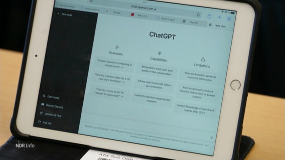 Auf einem Tablet ist das KI Programm ChatGPT geöffnet. © Screenshot 