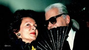 Ein altes Foto zeigt Marietta Andreae und Karl Lagerfeld. © Screenshot 