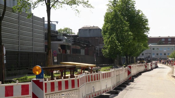 Bauabsperrungen an einer Straße. © Screenshot 