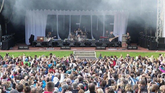 Silbermond auf der Bühne im Stadtpark und die Fans im Vordergrund. © Screenshot 