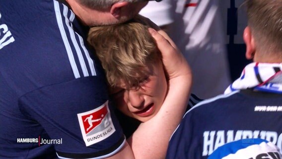 Ein junger HSV-Fan weint und wird von einer anderen Person in den Arm genommen. © Screenshot 