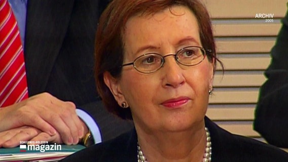 Eine Archivaufnahme zeigt Ministerpräsidentin Heide Simonis (SPD) im Kieler Landtag seriös blickend. © Screenshot 