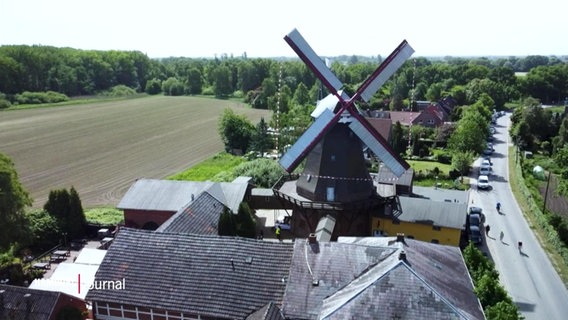 Die Riepenburger Mühle steht zwischen einer Ansammlung von Häusern und direkt neben einer Straße. © Screenshot 
