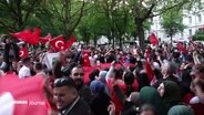 Türken feiern den Wahlsieg von Erdogan auf Hamburgs Straßen. © Screenshot 