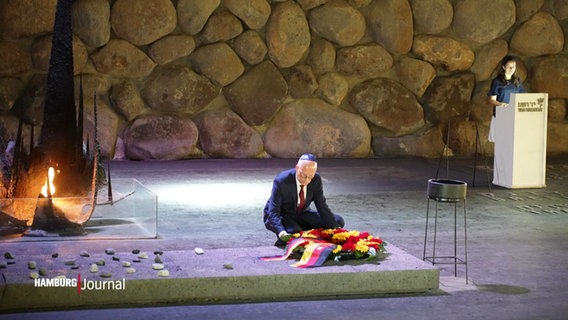 Peter Tschentscher legt einen Kranz nieder in der Holocaust-Gedenkstätte Yad Vashem. © Screenshot 