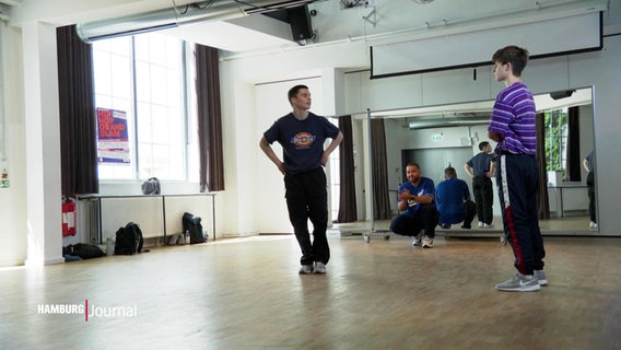 Szene aus einer Breakdance-Schule in Hamburg. © Screenshot 